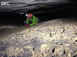 Passage bas dans la Grotte de Longtanzishuidong 龙潭子水洞 (aval) - réseau de Shuanghedongqun 双河洞 - (Wenquan, Suiyang 绥阳, Zunyi Shi 遵义市, Guizhou 贵州省, Chine 中国)