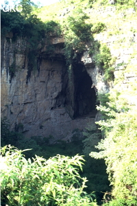 Le porche d'entrée aval dans la doline de Fujia Dadong, et son mur de fortification. (Xingchang-Liuzhi-Guizhou)