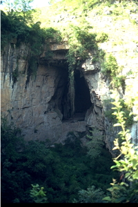 Le porche d'entrée aval dans la doline de Fujia Dadong, et son mur de fortification. (Xingchang-Liuzhi-Guizhou)