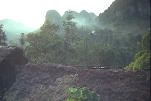En cette fin d'après midi le temps semble arrété dans le petit village Miao de Gaolu. (Xingchang, Liuzhi, Guizhou).