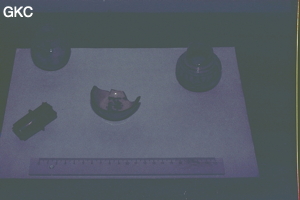Nécessaire à opium trouvé dans la grotte de Fujia Dadong (méandre de l'opium) à côté du cadavre d'un inconnu. Il semblerait au vu du type de céramique que ces objets ont une centaine d'année. Le bol et le petit 