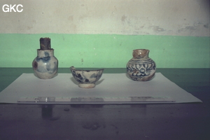 Nécessaire à opium trouvé dans la grotte de Fujia Dadong (méandre de l'opium) à côté du cadavre d'un inconnu. Il semblerait au vu du type de céramique que ces objets ont une centaine d'année. Le bol et le petit 