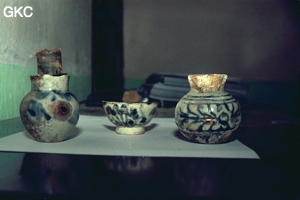 Nécessaire à opium trouvé dans la grotte de Fujia Dadong (méandre de l'opium) à côté du cadavre d'un inconnu. Il semblerait au vu du type de céramique que ces objets ont une centaine d'année. Le bol et le petit 