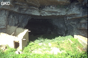 Porche d'entrée avec aménagements abandonnés (maison et terrasse) de la grotte de Chaokou.  Ce vieux drain fossile perché développe plus d'un kilomètre. ( Jiuzhuang Guizhou)