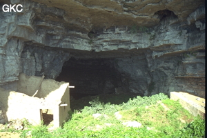 Porche d'entrée avec aménagements abandonnés (maison et terrasse) de la grotte de Chaokou.  Ce vieux drain fossile perché développe plus d'un kilomètre. ( Jiuzhuang Guizhou)