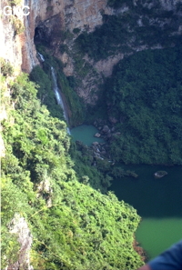 La magnifique résurgence perchée du système de Longtan Dong. La rivière souterraine émerge dans une reculée et rejoins les eaux du Wujiang. La photo est prise d'un promontoir qui domine de plus de 200 m les eaux du Wujiang. (Jiuzhuang-Xiefeng-Guizhou)