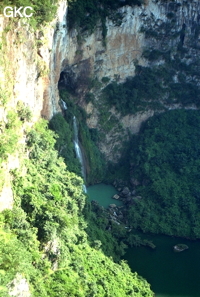 La magnifique résurgence perchée du système de Longtan Dong. La rivière souterraine émerge dans une reculée et rejoins les eaux du Wujiang. La photo est prise d'un promontoir qui domine de plus de 200 m les eaux du Wujiang. (Jiuzhuang-Xiefeng-Guizhou)