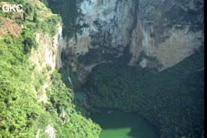 La magnifique résurgence perchée du système de Longtan Dong. La rivière souterraine émerge dans une reculée et rejoins les eaux du Wujiang. La photo est prise d'un promontoir qui domine de plus de 200 m les eaux du Wujiang. (Jiuzhuang-Xiefeng-Guizhou)