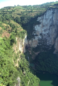 La magnifique résurgence perchée du système de Longtan Dong. La rivière souterraine émerge dans une reculée et rejoins les eaux du Wujiang. La photo est prise d'un promontoir qui domine de plus de 200 m les eaux du Wujiang. (Jiuzhuang-Xiefeng-Guizhou)