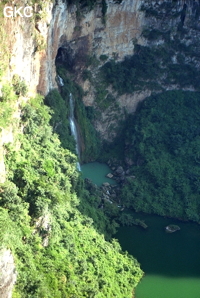 La magnifique résurgence perchée du système de Longtan Dong. La rivière souterraine émerge dans une reculée et rejoins les eaux du Wujiang. La photo est prise d'un promontoir qui domine de plus de 200 m les eaux du Wujiang. (Jiuzhuang-Xiefeng-Guizhou)