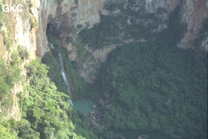 La magnifique résurgence perchée du système de Longtan Dong. La rivière souterraine émerge dans une reculée et rejoins les eaux du Wujiang. La photo est prise d'un promontoir qui domine de plus de 200 m les eaux du Wujiang. (Jiuzhuang-Xiefeng-Guizhou)