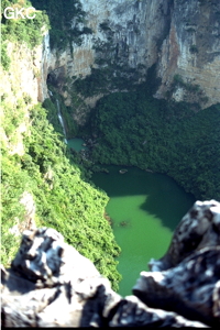 La magnifique résurgence perchée du système de Longtan Dong. La rivière souterraine émerge dans une reculée et rejoins les eaux du Wujiang. La photo est prise d'un promontoir qui domine de plus de 200 m les eaux du Wujiang. (Jiuzhuang-Xiefeng-Guizhou)