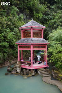 Pagode devant l'entrée de la grotte-résurgence de Xiangshuidong 响水洞 - réseau de Shuanghedong 双河洞 - (Suiyang 绥阳, Zunyi 遵义市, Guizhou 贵州省, Chine).