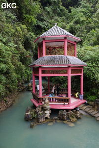 Pagode devant l'entrée de la grotte-résurgence de Xiangshuidong 响水洞 - réseau de Shuanghedong 双河洞 - (Suiyang 绥阳, Zunyi 遵义市, Guizhou 贵州省, Chine).