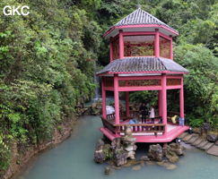 Pagode devant l'entrée de la grotte-résurgence de Xiangshuidong 响水洞 - réseau de Shuanghedong 双河洞 - (Suiyang 绥阳, Zunyi 遵义市, Guizhou 贵州省, Chine).