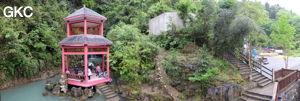 Pagode devant l'entrée de la grotte-résurgence de Xiangshuidong 响水洞 - réseau de Shuanghedong 双河洞 - (Suiyang 绥阳, Zunyi 遵义市, Guizhou 贵州省, Chine).