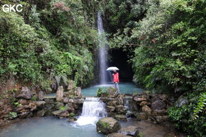 L'entrée de la grotte-résurgence de Xiangshuidong 响水洞 - réseau de Shuanghedong 双河洞 - (Suiyang 绥阳, Zunyi 遵义市, Guizhou 贵州省, Chine).