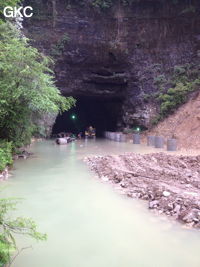 Travaux d'aménagement de l'entrée de la résurgence de Shuangheshuidong 双河水洞. - réseau de Shuanghedongqun 双河洞 - (Wenquan, Suiyang 绥阳, Zunyi Shi 遵义市, Guizhou 贵州省, Chine 中国)