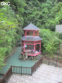 Pagode devant l'entrée de la grotte-résurgence de Xiangshuidong 响水洞 - réseau de Shuanghedong 双河洞 - (Suiyang 绥阳, Zunyi 遵义市, Guizhou 贵州省, Chine).