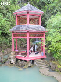 Pagode devant l'entrée de la grotte-résurgence de Xiangshuidong 响水洞 - réseau de Shuanghedong 双河洞 - (Suiyang 绥阳, Zunyi 遵义市, Guizhou 贵州省, Chine).