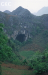 L'entrée de la grotte-tunnel fossile de Tianshengqiao (district de Panxian, Guizhou). Cette cavité perchée correspond à un ancien parcours de la Gedahe souterraine déconnecté par la surrection.Natural bridge of Tianshengqiao related to the old Gedahe through cave (Panxian County, Guizhou).