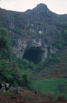 L'entrée de la grotte-tunnel fossile de Tianshengqiao (district de Panxian, Guizhou). Cette cavité perchée correspond à un ancien parcours de la Gedahe souterraine déconnecté par la surrection.Natural bridge of Tianshengqiao related to the old Gedahe through cave (Panxian County, Guizhou).