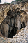 Grotte ouverte par les travaux de carrière au bord de la route menant de Panxian à Baoji (Panxian, Guizhou)