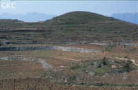 Grands murs récents construits par la paysannerie locale, mais en partie financés par le Gouvernement Central. Les constructions recoupent l’ensemble du versant apportant un frein considérable à l’érosion des sols (sud du district de Shuicheng).