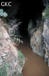 La puissante résurgence de la rivière Gesohe 革索出口, lors d'une petite crue à 70 m3/s en avril 2000. (Panxian, Liupanshui, Guizhou)