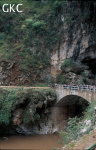 La puissante résurgence de la rivière Gesohe 革索出口, lors d'une petite crue à 70 m3/s en avril 2000. (Panxian, Liupanshui, Guizhou)