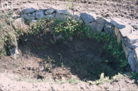 Des soutirages apparaissent sur les parcelles dominant la dépression de Yangtianmawo. Leur évolution est retardée par l’édification de murets limitant le départ des altérites. (Huaga, Shuicheng, Guizhou)