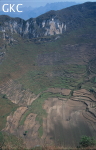 La mégadoline d’effondrement de Yangtianmawo (500 x 750 m, profondeur : 200 m) dans le sud du district de Shuicheng, entièrement mise en valeur, est drainée par des ravins dont les eaux s’infiltrent dans le fond de la dépression.
