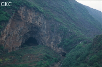Ancienne grotte-tunnel de Laoyandong recoupée par le creusement du canyon (système de Biyun, district de Panxian, Guizhou).Old Laoyandong tunnel-cave cut by the canyon  (system of Biyun, Panxian County, Guizhou).