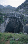 Pont naturel de la grotte-tunnel fossile de Tianshengqiao (district de Panxian, Guizhou). Cette cavité perchée correspond à un ancien parcours de la Gedahe souterraine déconnecté par la surrection.Natural bridge of Tianshengqiao related to the old Gedahe through cave (Panxian County, Guizhou).