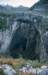 Pont naturel de la grotte-tunnel fossile de Tianshengqiao (district de Panxian, Guizhou). Cette cavité perchée correspond à un ancien parcours de la Gedahe souterraine déconnecté par la surrection.Natural bridge of Tianshengqiao related to the old Gedahe through cave (Panxian County, Guizhou).