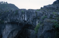 Pont naturel de la grotte-tunnel fossile de Tianshengqiao (district de Panxian, Guizhou). Cette cavité perchée correspond à un ancien parcours de la Gedahe souterraine déconnecté par la surrection.Natural bridge of Tianshengqiao related to the old Gedahe through cave (Panxian County, Guizhou).