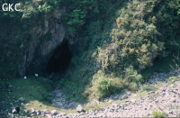 L'entrée de la perte de montagne de Yindong se situe juste au bord du plateau de Baoji et domine la Gesohe de plus de 500 m. (Baoji, Panxian, Liupanshui, Guizhou)