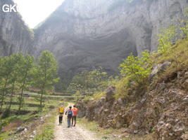 En approche vers le porche d'entrée de Laoyingwodong - 老鹰窝洞 (Santang 三塘, Zhijin 织金, Bijie Diqu 毕节地区, Guizhou 贵州省, Chine) 