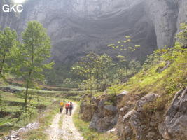 En approche vers le porche d'entrée de Laoyingwodong - 老鹰窝洞 (Santang 三塘, Zhijin 织金, Bijie Diqu 毕节地区, Guizhou 贵州省, Chine) 