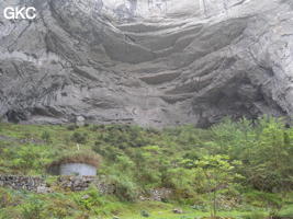 Le grand talus d'éboulis masque partiellement l'imposant porche d'entrée de Laoyingwodong - 老鹰窝洞 (Santang 三塘, Zhijin 织金, Bijie Diqu 毕节地区, Guizhou 贵州省, Chine)