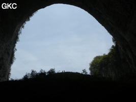 C'est de l'intérieur à contre jour que l'on prend conscience des dimensions exceptionnelles du porche d'entrée de la grotte de Laoyingwodong - 老鹰窝洞 (Santang 三塘, Zhijin 织金, Bijie Diqu 毕节地区, Guizhou 贵州省, Chine)