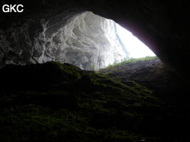 Galerie d'entrée à contre jour grotte de Laoyingwodong - 老鹰窝洞 (Santang 三塘, Zhijin 织金, Bijie Diqu 毕节地区, Guizhou 贵州省, Chine)