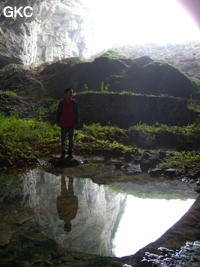 Galerie d'entrée à contre jour grotte de Laoyingwodong - 老鹰窝洞 (Santang 三塘, Zhijin 织金, Bijie Diqu 毕节地区, Guizhou 贵州省, Chine)