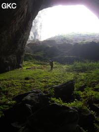 Galerie d'entrée à contre jour grotte de Laoyingwodong - 老鹰窝洞 (Santang 三塘, Zhijin 织金, Bijie Diqu 毕节地区, Guizhou 贵州省, Chine)