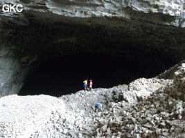 Tout le versant intérieur du talus d'éboulis a été l'objet d'une exploitation de pierre de taille ? grotte de Laoyingwodong - 老鹰窝洞 (Santang 三塘, Zhijin 织金, Bijie Diqu 毕节地区, Guizhou 贵州省, Chine)