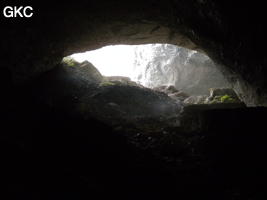 Tout le versant intérieur du talus d'éboulis a été l'objet d'une exploitation de pierre de taille ? grotte de Laoyingwodong - 老鹰窝洞 (Santang 三塘, Zhijin 织金, Bijie Diqu 毕节地区, Guizhou 贵州省, Chine)