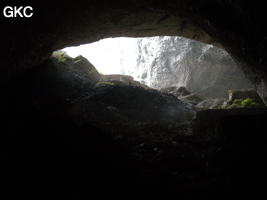 Tout le versant intérieur du talus d'éboulis a été l'objet d'une exploitation de pierre de taille ? grotte de Laoyingwodong - 老鹰窝洞 (Santang 三塘, Zhijin 织金, Bijie Diqu 毕节地区, Guizhou 贵州省, Chine)