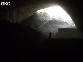 Tout le versant intérieur du talus d'éboulis a été l'objet d'une exploitation de pierre de taille ? grotte de Laoyingwodong - 老鹰窝洞 (Santang 三塘, Zhijin 织金, Bijie Diqu 毕节地区, Guizhou 贵州省, Chine)