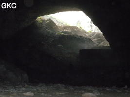 Tout le versant intérieur du talus d'éboulis a été l'objet d'une exploitation de pierre de taille ? grotte de Laoyingwodong - 老鹰窝洞 (Santang 三塘, Zhijin 织金, Bijie Diqu 毕节地区, Guizhou 贵州省, Chine)