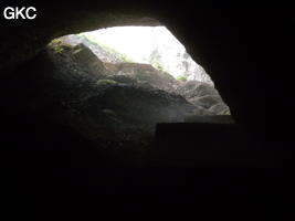 Tout le versant intérieur du talus d'éboulis a été l'objet d'une exploitation de pierre de taille ? grotte de Laoyingwodong - 老鹰窝洞 (Santang 三塘, Zhijin 织金, Bijie Diqu 毕节地区, Guizhou 贵州省, Chine)